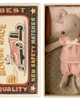 Petite sœur souris dans sa boîte d'allumettes