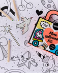 Mini kit de coloriage licorne Lily OMY avec poignée et 4 crayons de cire, exemple d'utilisation