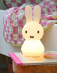 Veilleuse Miffy Shines Mr Maria allumee, ambiance chambre d'enfant
