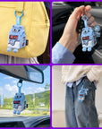 Porte-clés peluche Miky Sweet Buddies accroché à un sac, des clés, une voiture et un jean