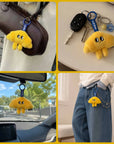 Porte-clés peluche Léon Sweet Buddies accroché à un sac, des clés, une voiture et un jean
