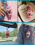 Porte-clés peluche Bubble Sweet Buddies accroché à un sac, des clés, une voiture et un jean