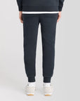 Pantalon de jogging garçon Brush Back Dark Navy Lyle & Scott porté, vue de dos