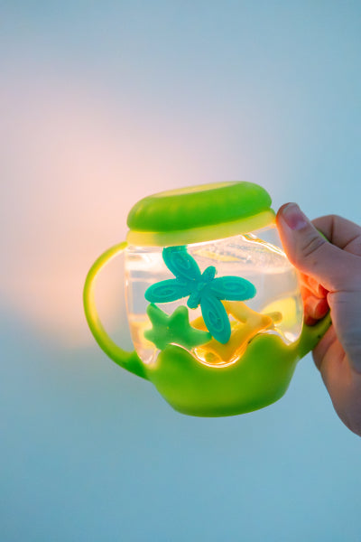 Glo Pals Mini Sensory Jar vert, bocal à deux anses qui s'allume quand on verse de l'eau