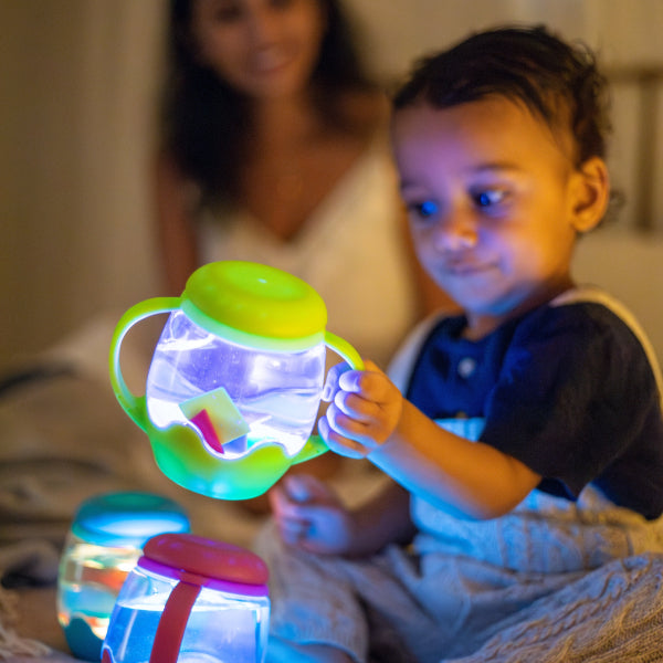 Mini Sensory Jar vert Glo Pals, idée cadeau d'éveil pour un enfant qui aime la nature dès 18 mois