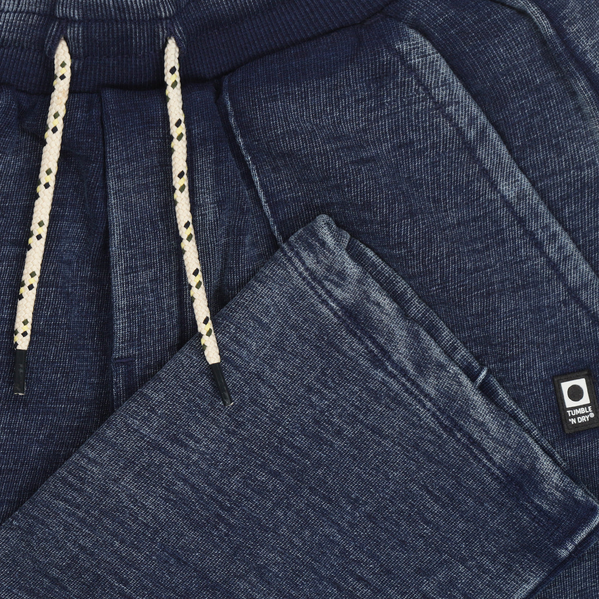 Jogging enfant Sheffield indigo Tumble ’N Dry, détail de la teinte et de la finition