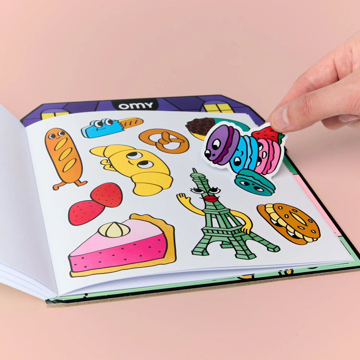 Carnet de coloriage boulangerie French Baguette OMY avec stickers, détail du contenu