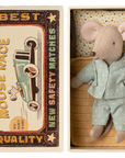 Petit frère souris dans sa boîte assortie