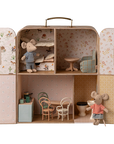 Maison SuitCasa, Petite sœur et petit frère souris