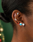 Boucles d'oreilles autocollantes de Noël OMY, rennes et sapins pour enfant, mise en situation