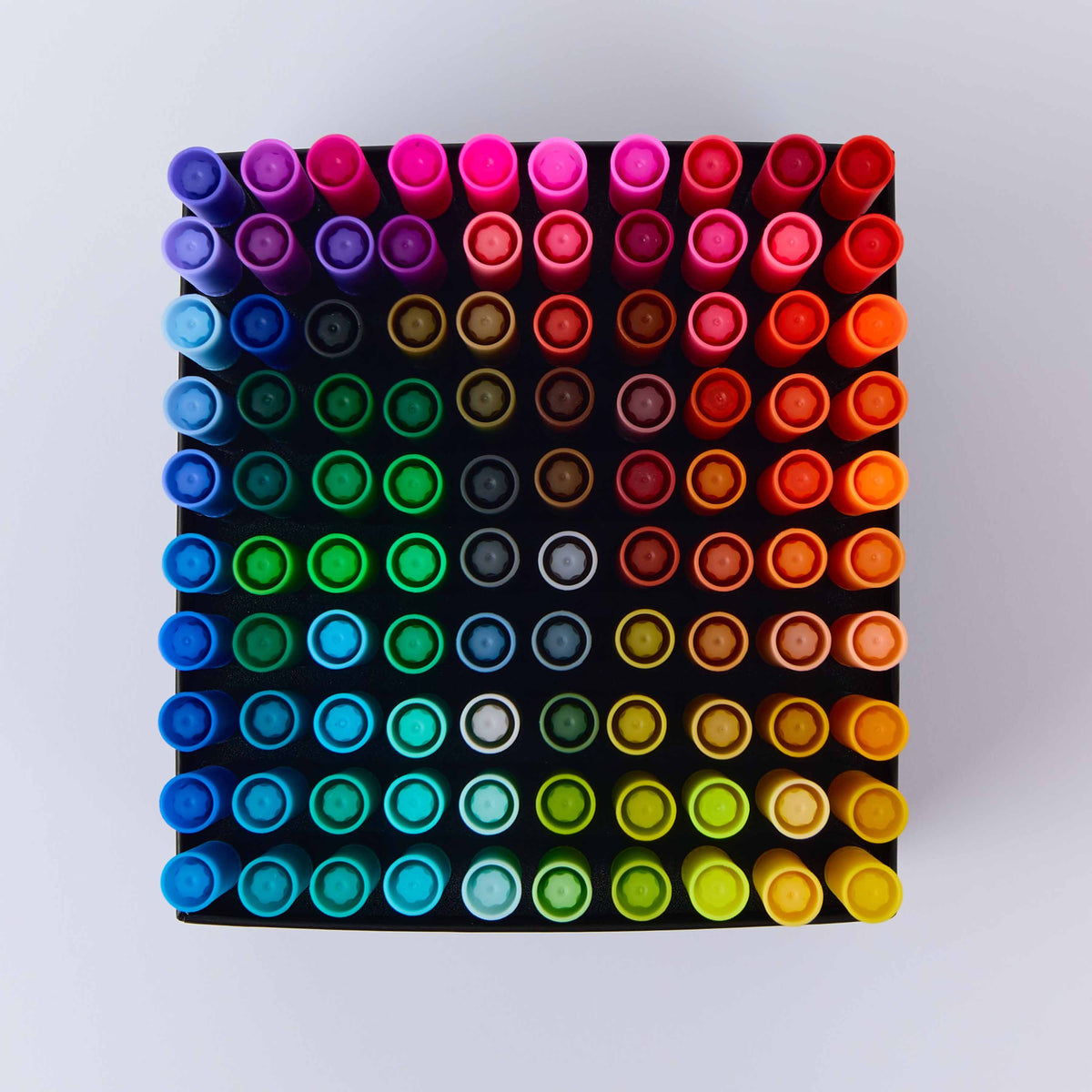 Box de 100 feutres double-pointe pinceau et extra fine OMY, 100 teintes, mise en situation
