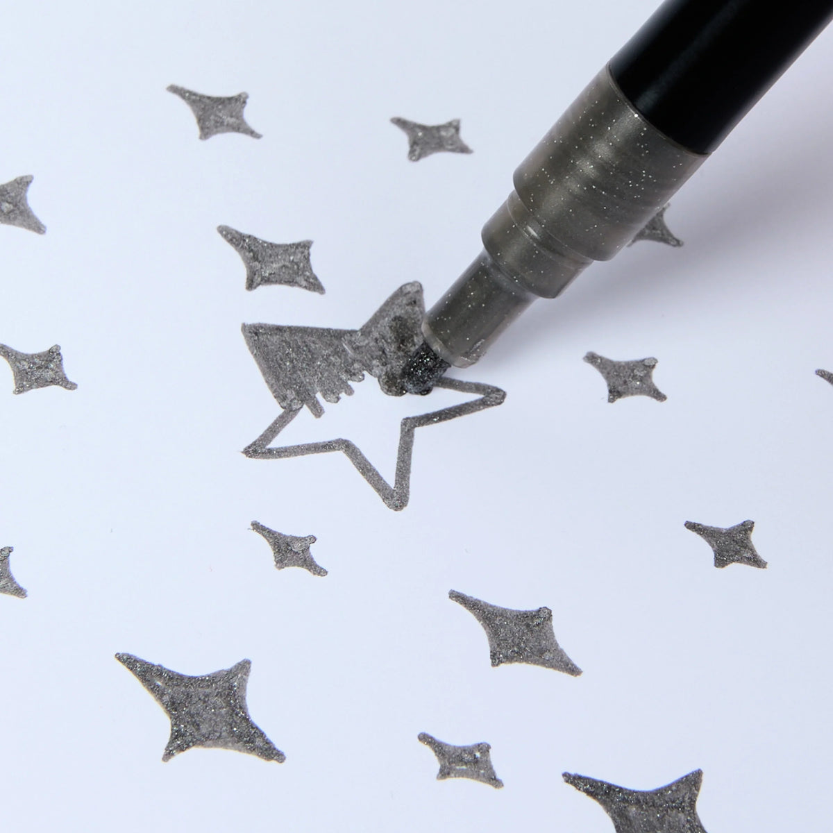 Boîte de 9 feutres à paillettes Glitter OMY pour coloriage scintillant, exemple d'utilisation
