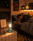 Veilleuse Glowy bleue MOB, idéale pour lire une histoire avant de dormir