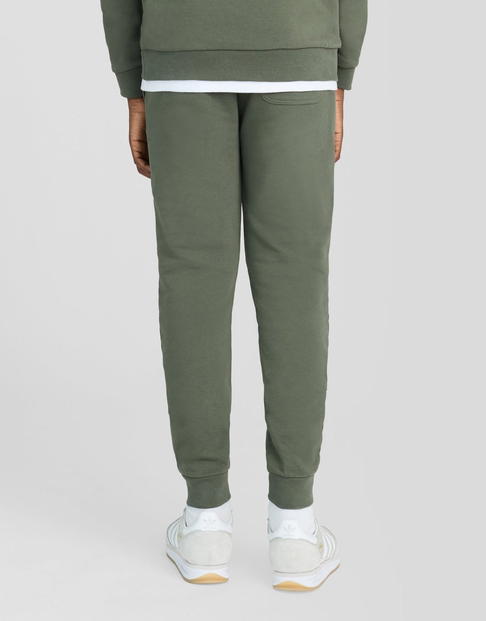Jogging garçon Sweat Pant Deep Depths Lyle &amp; Scott porté, vue de dos
