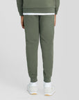 Jogging garçon Sweat Pant Deep Depths Lyle & Scott porté, vue de dos
