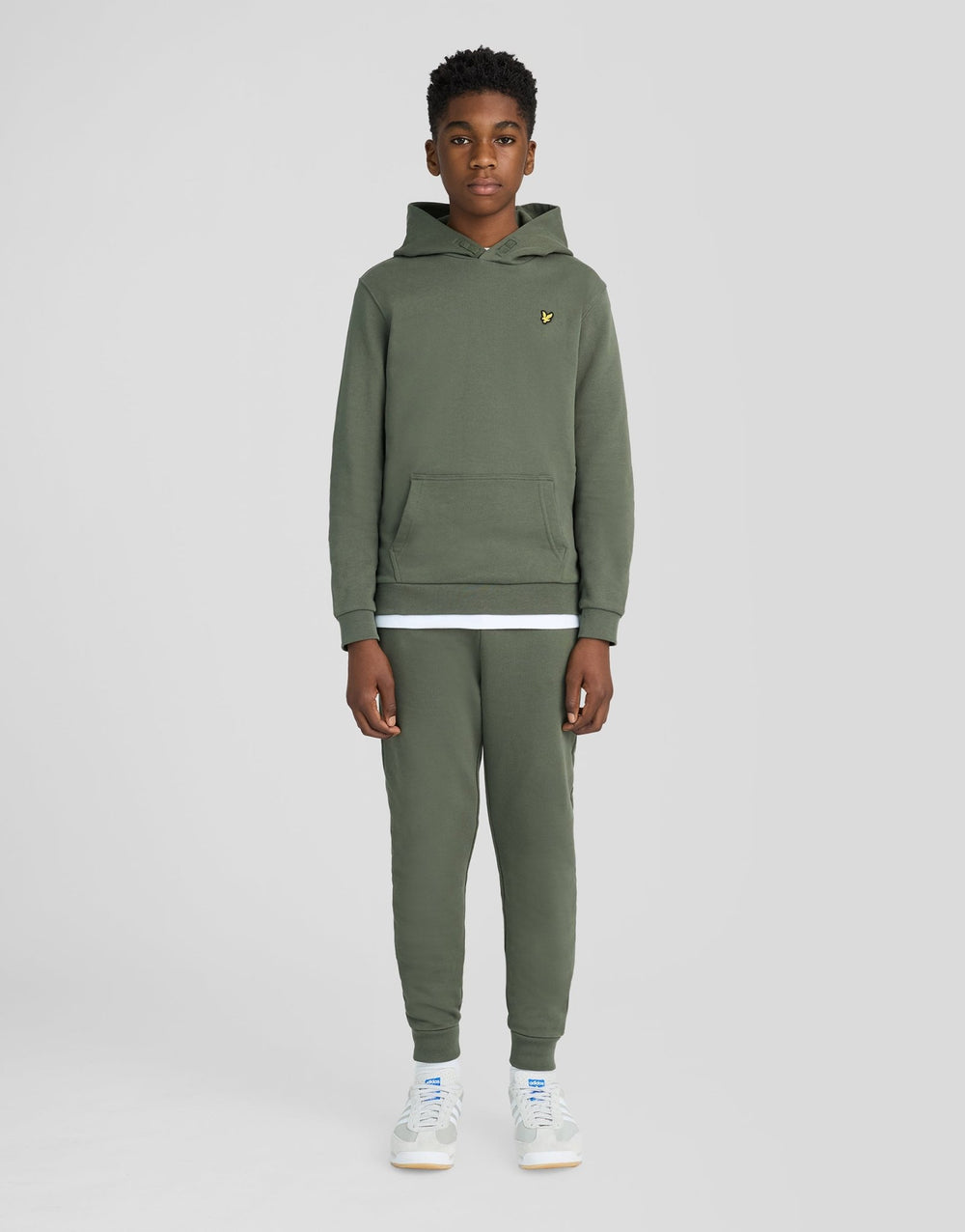 Jogging garçon Sweat Pant Deep Depths Lyle &amp; Scott porté, vue de face
