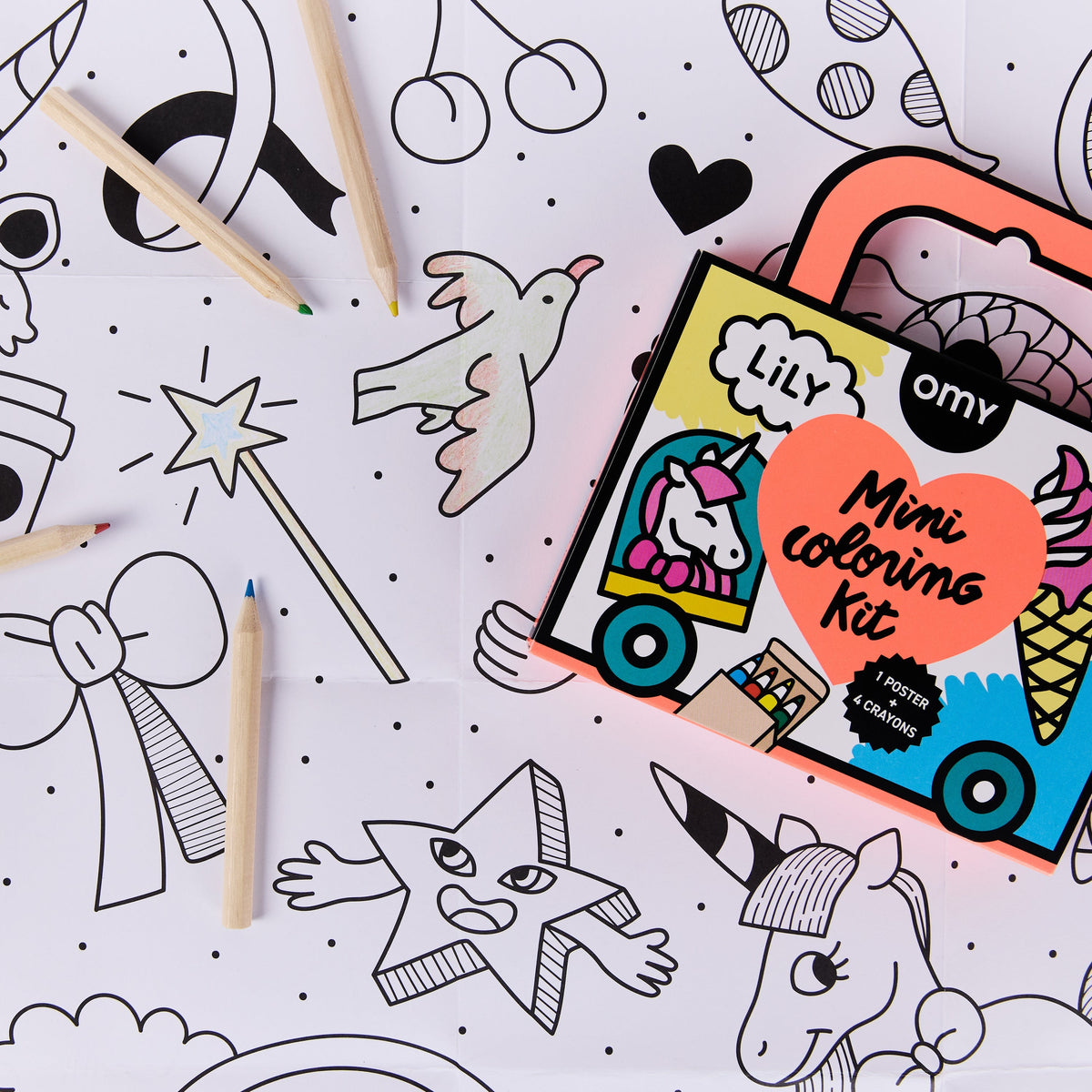Mini kit de coloriage licorne Lily OMY avec poignée et 4 crayons de cire, exemple d'utilisation