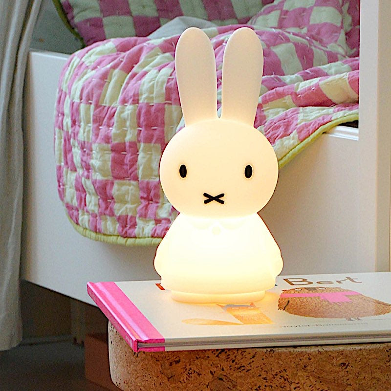 Veilleuse Miffy Shines Mr Maria allumee, ambiance chambre d'enfant