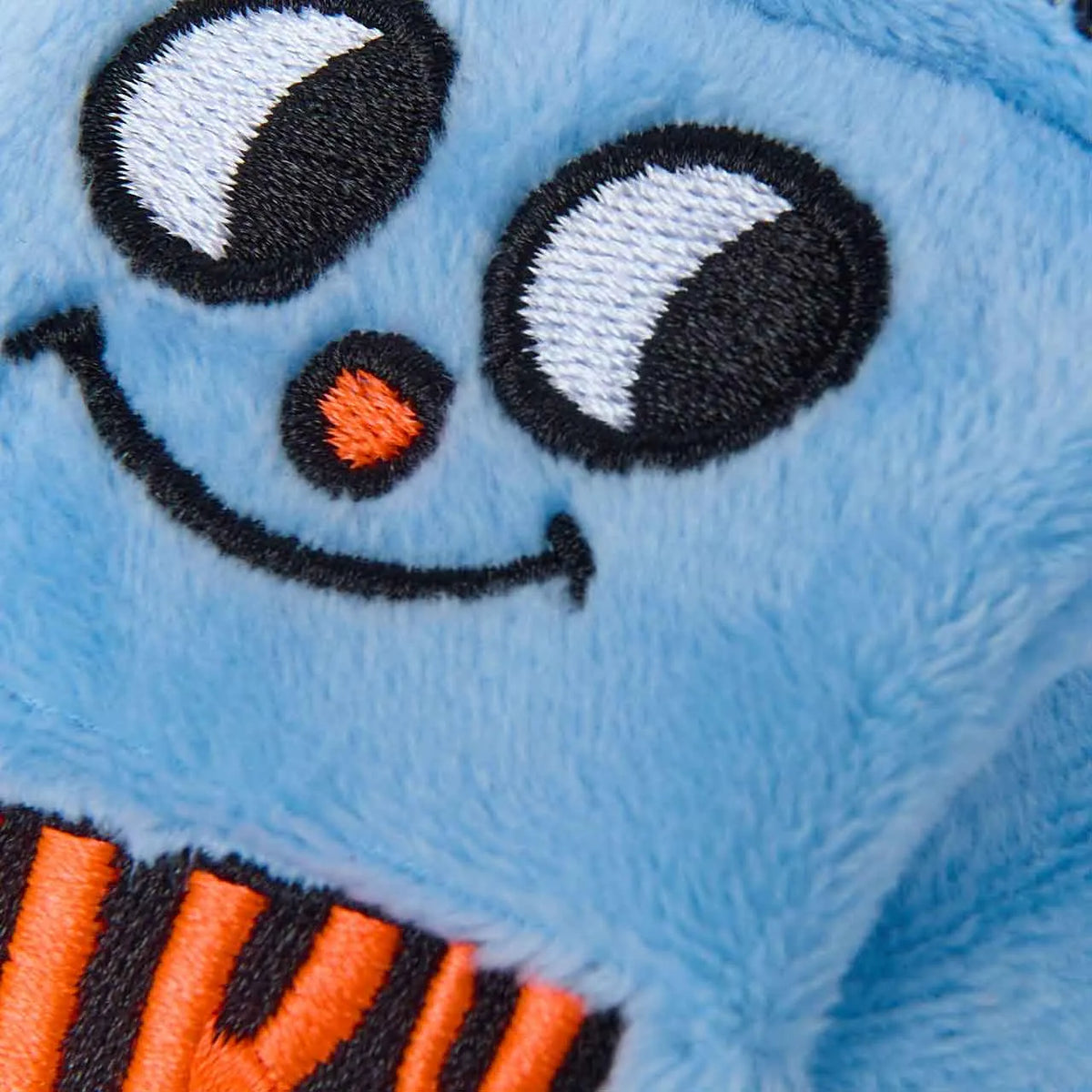 Détail brodé de la mini peluche Miky Sweet Buddies OMY