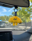 Mini peluche porte-clés Léon Sweet Buddies OMY accrochée dans une voiture