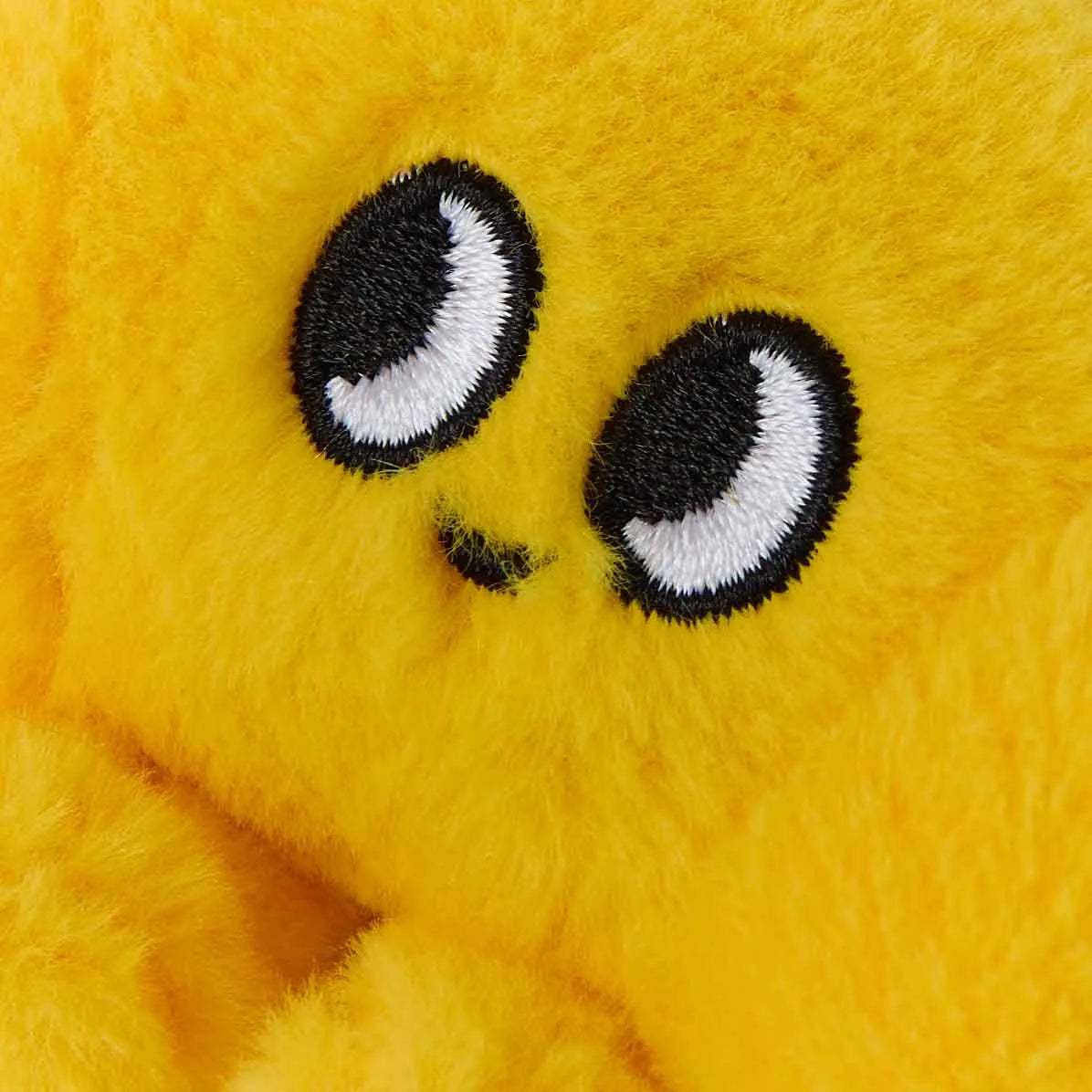Détail brodé de la mini peluche Léon Sweet Buddies OMY