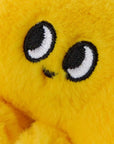 Détail brodé de la mini peluche Léon Sweet Buddies OMY