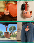 Porte-clés peluche Mewchi Sweet Buddies accroché à un sac, des clés, une voiture et un jean