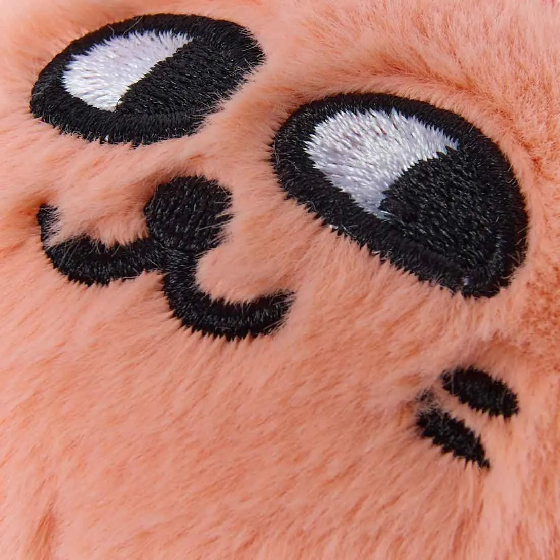 Détail brodé de la mini peluche Mewchi Sweet Buddies OMY