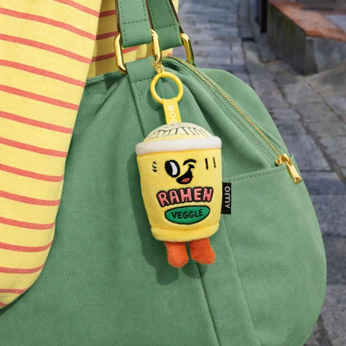 Mini peluche porte-clés Noo Sweet Buddies OMY accrochée à un sac vert