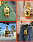 Porte-clés peluche Noo Sweet Buddies accroché à un sac, des clés, une voiture et un jean