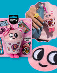 Mini peluche Bubble Sweet Buddies OMY accrochée à un sac