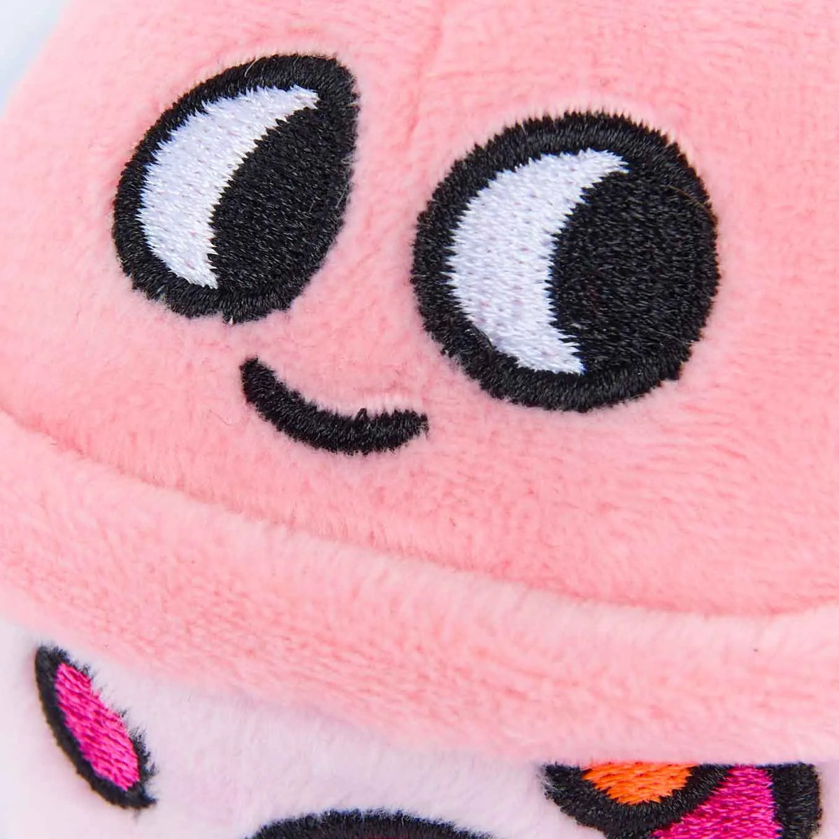 Détail brodé de la mini peluche Bubble Sweet Buddies OMY