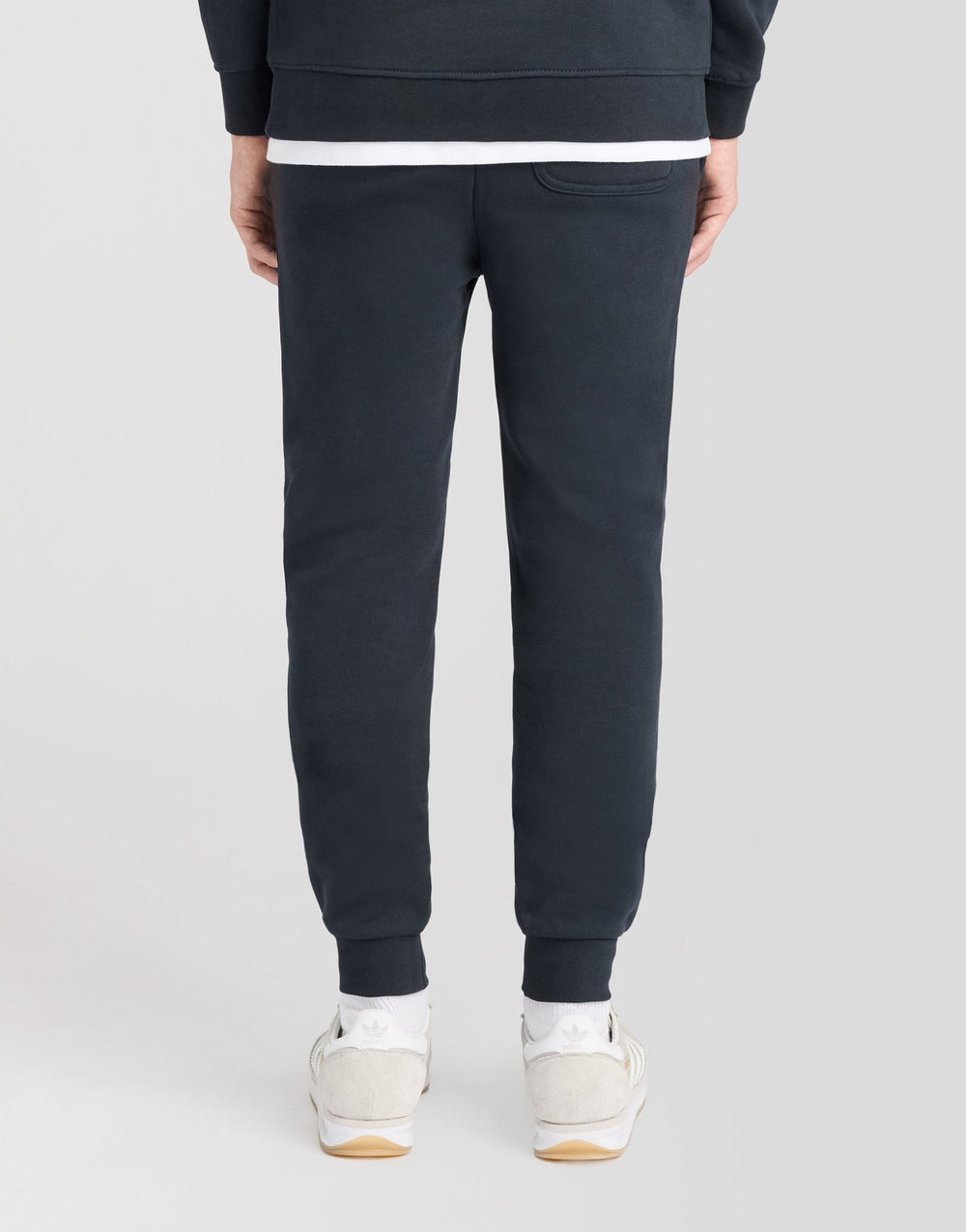Pantalon de jogging garçon Brush Back Dark Navy Lyle &amp; Scott porté, vue de dos