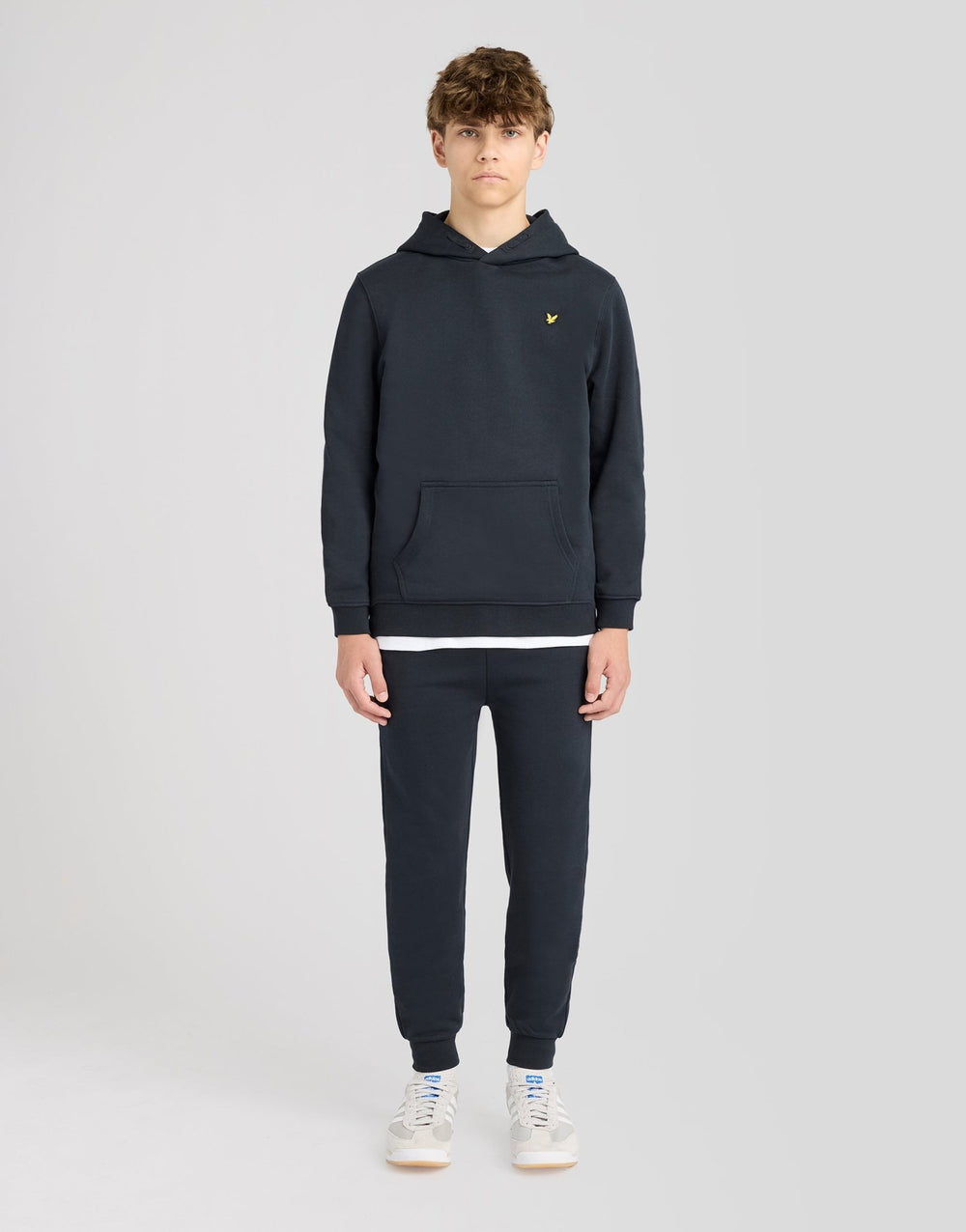 Pantalon de jogging garçon Brush Back Dark Navy Lyle &amp; Scott porté, vue de face