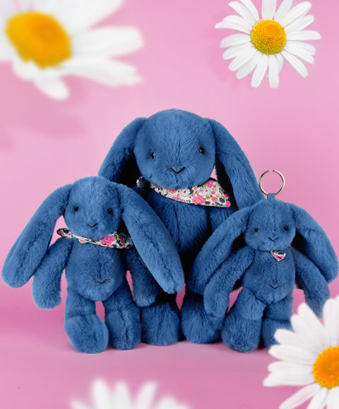 Peluche Lapin Fleurette bleu 25 cm – idéal en cadeau de naissance