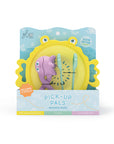 Set d’outils sensoriels Glo Pals dans son emballage, avec passoire jaune en forme de crabe, outil violet et pince vert menthe.