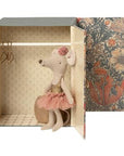 Dance room w. big sister mouse